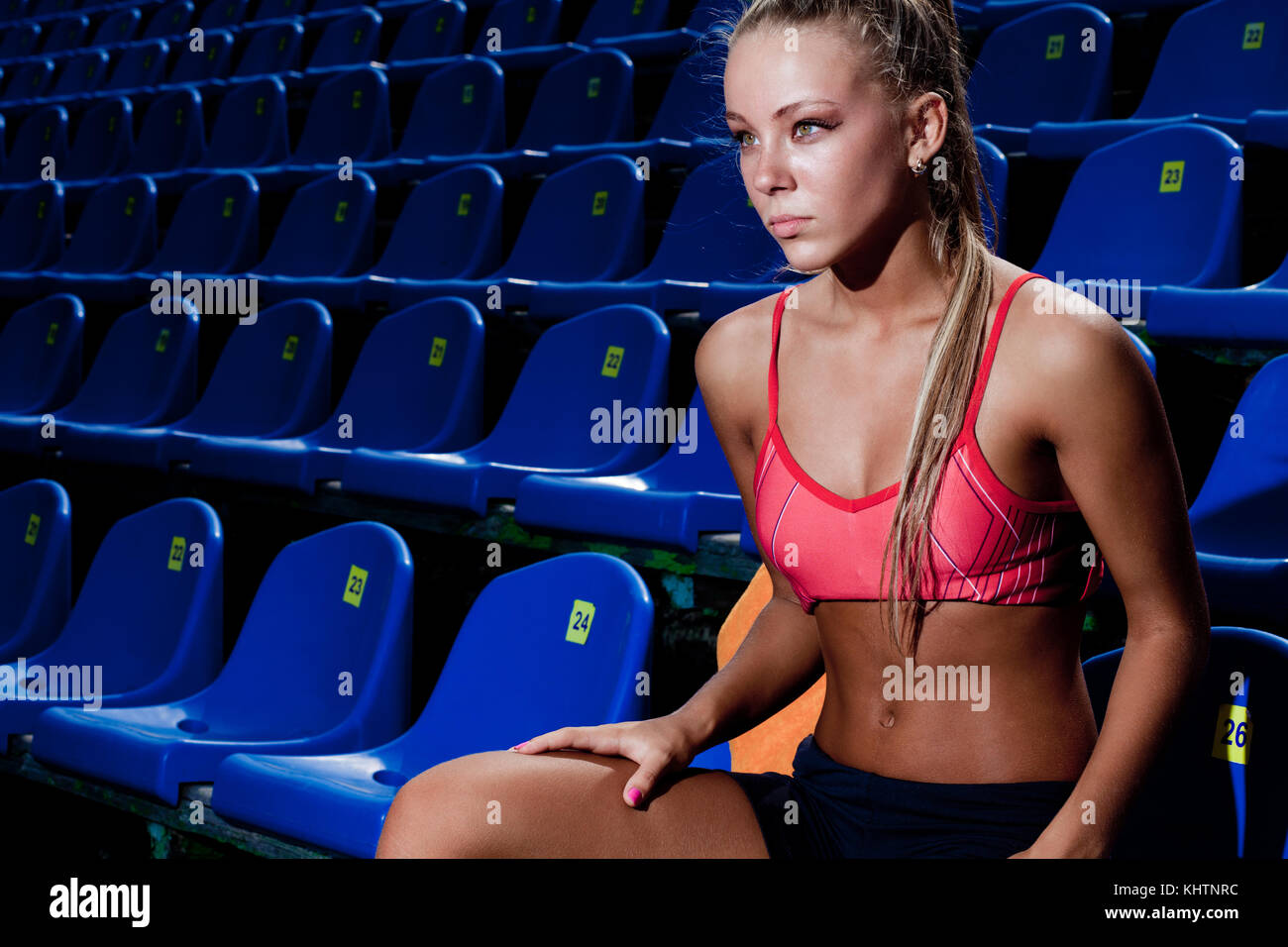 Fitness sportivo giovane donna Foto Stock