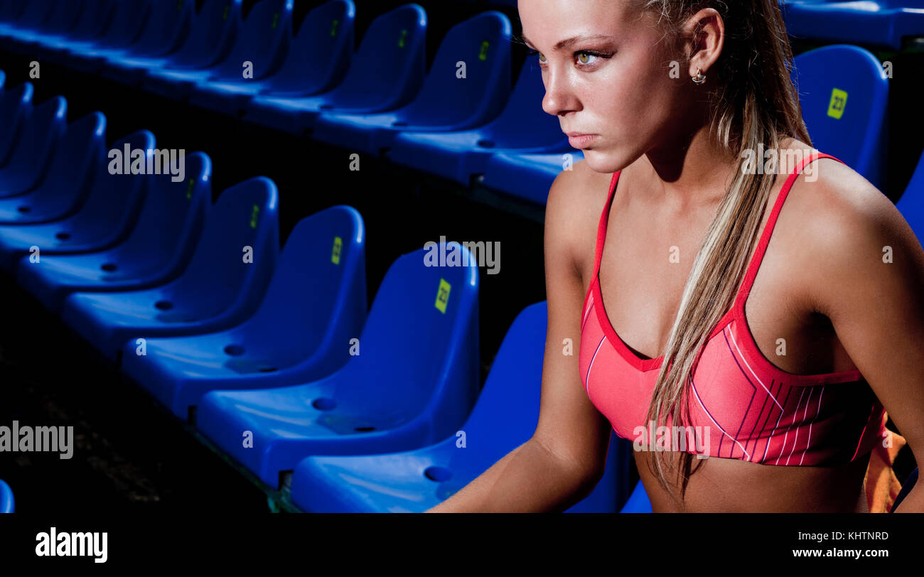 Fitness sportivo giovane donna Foto Stock
