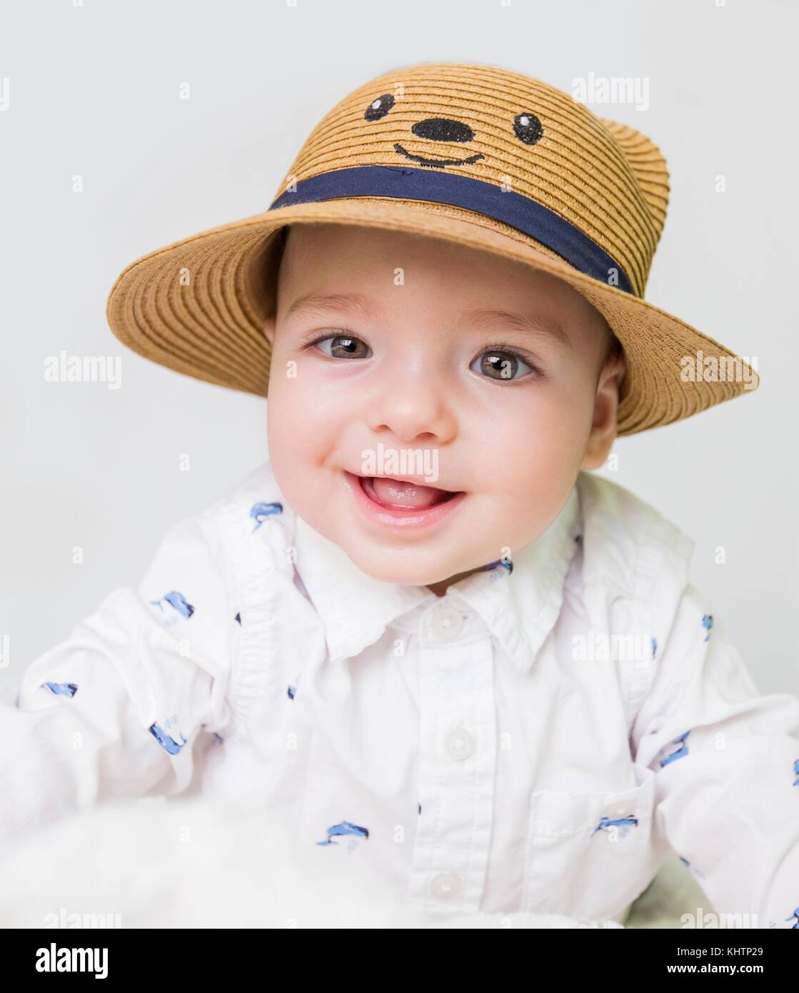 Bambino con cappello di paglia Foto stock - Alamy
