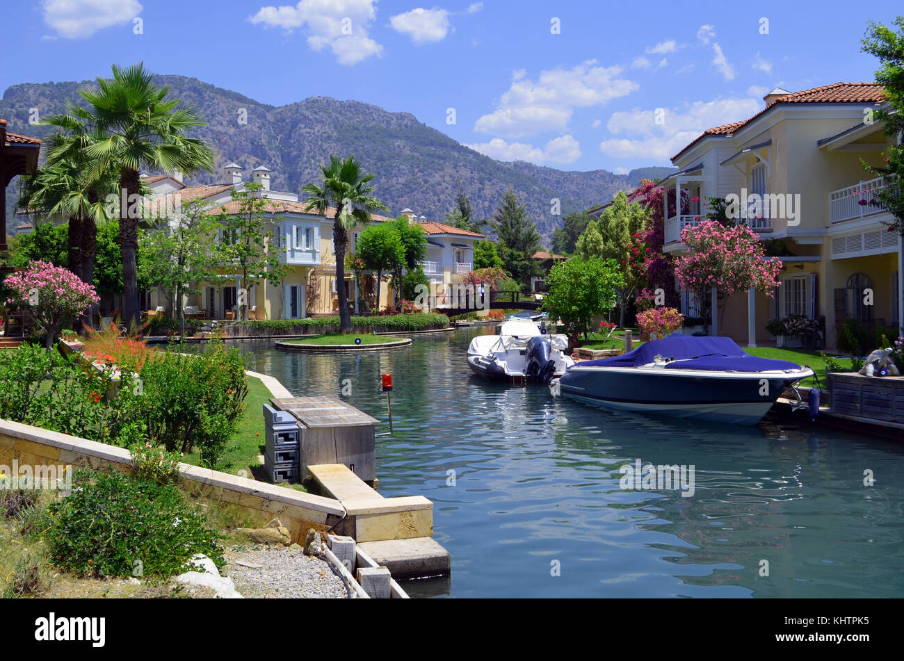 Estate case e le barche di velocità nei pressi del fiume nei pressi del mar Mediterraneo. Foto Stock