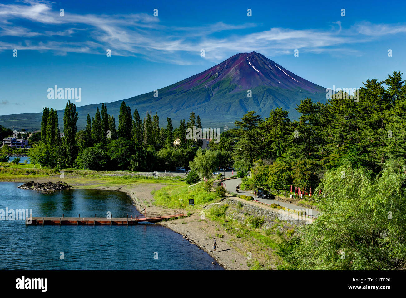 Vista del Monte Fuji in estate con il cielo blu e nuvole lago d acqua Foto Stock
