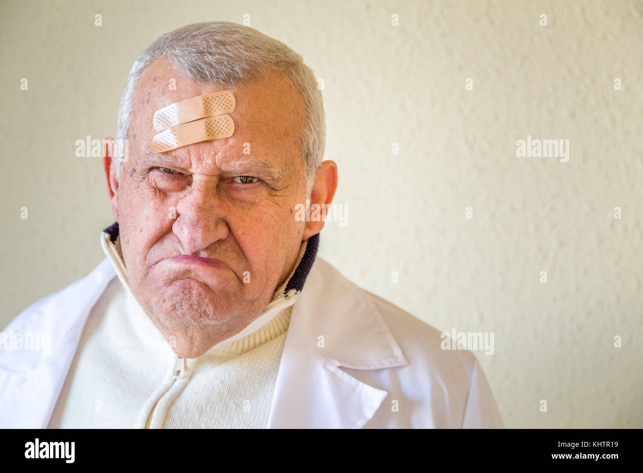 Il vecchio medico con patch sulla fronte Busbana francese Foto Stock