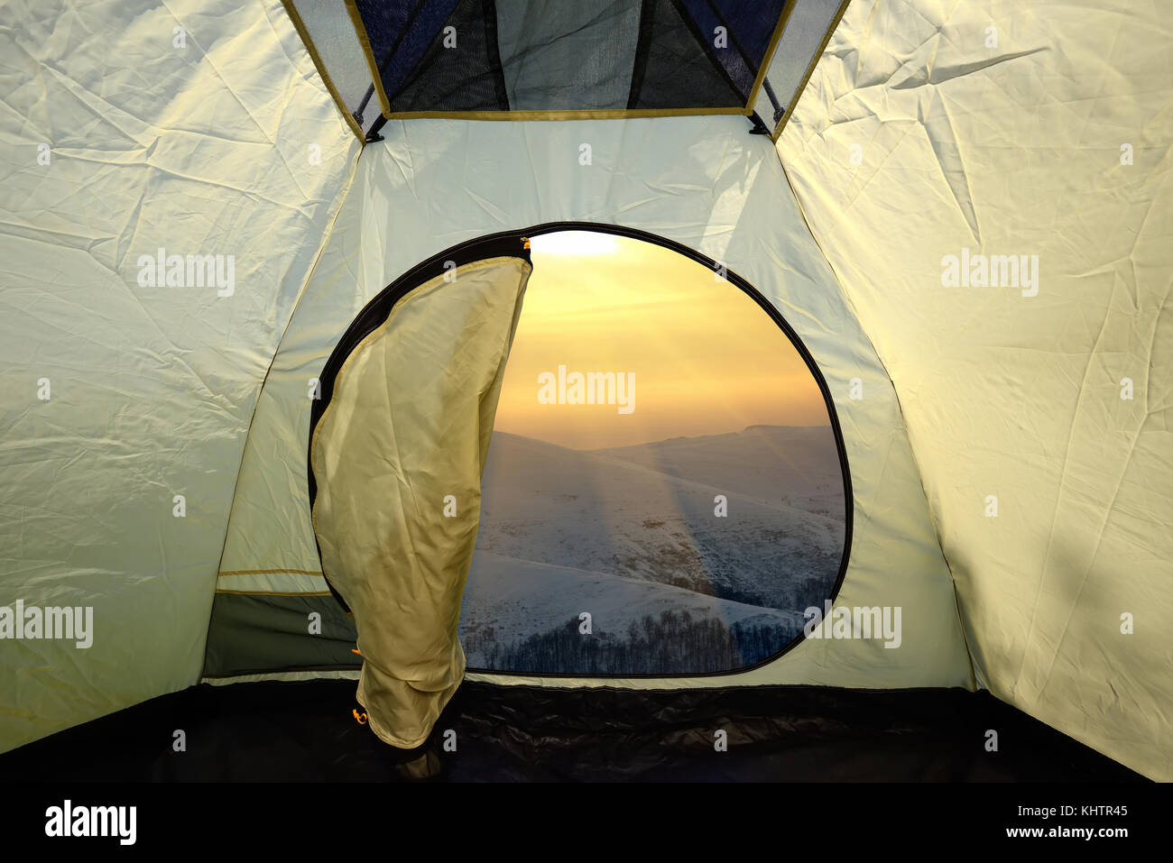 Vista dall'interno di una tenda sulle montagne paesaggio. Stile di vita viaggio avventura concetto vacanze outdoor Foto Stock
