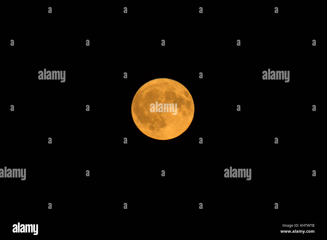 Piena harvest moon il 6 ottobre 2017 su Sussex, Inghilterra. Foto Stock
