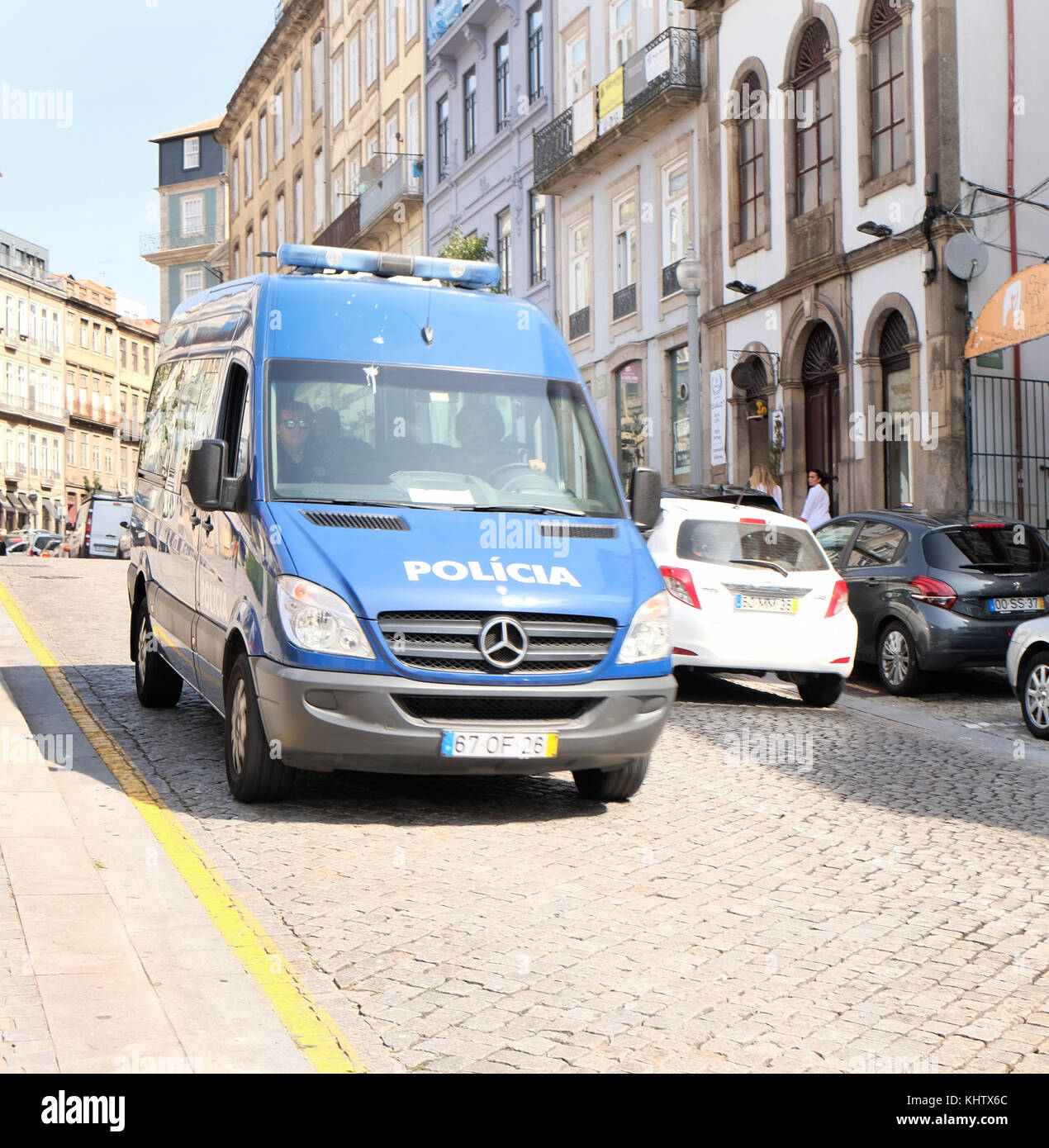Settembre 2017 - Blue Mercedes Benz Police van a Porto Portogallo su una corsa a luci blu Foto Stock