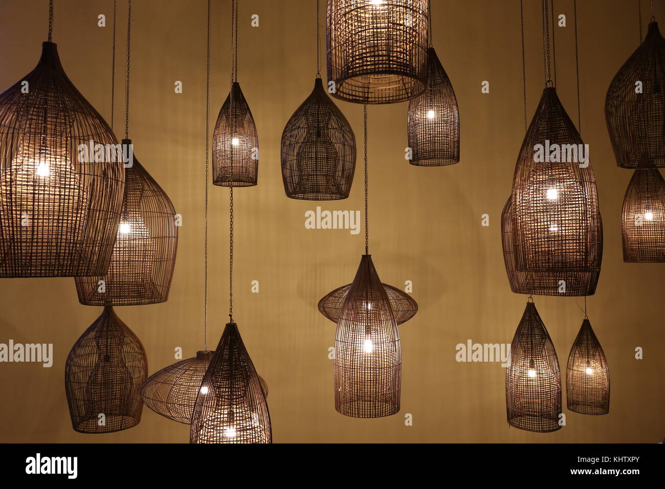 Molte lampade illuminate sospeso Foto Stock