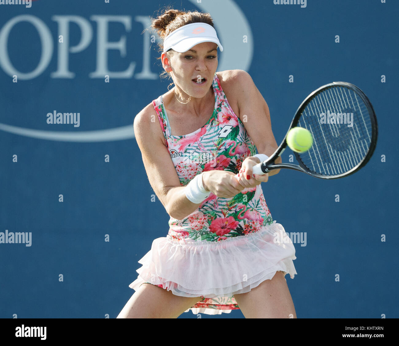 La tennista polacca AGNIESZKA RADWANSKA (POL) ha colpito un tiro al rovescio durante la partita singola femminile all'US Open 2017 Tennis Championship, New York City Foto Stock