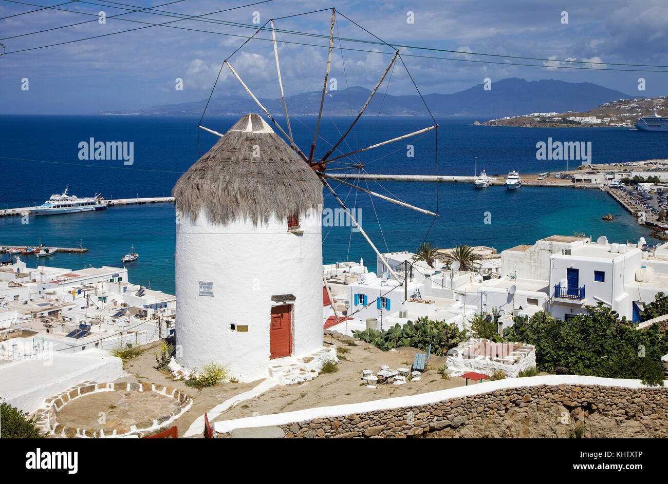 Panoramica su mykonos-town con mulini a vento, l'isola di Mykonos, Cicladi, Egeo, Grecia Foto Stock