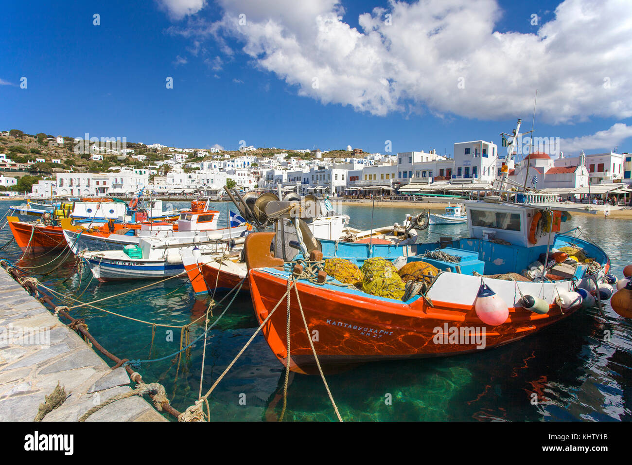 Barche di pescatori sulla spiaggia di Mykonos-town, MYKONOS Isola, Cicladi, Egeo, Grecia Foto Stock