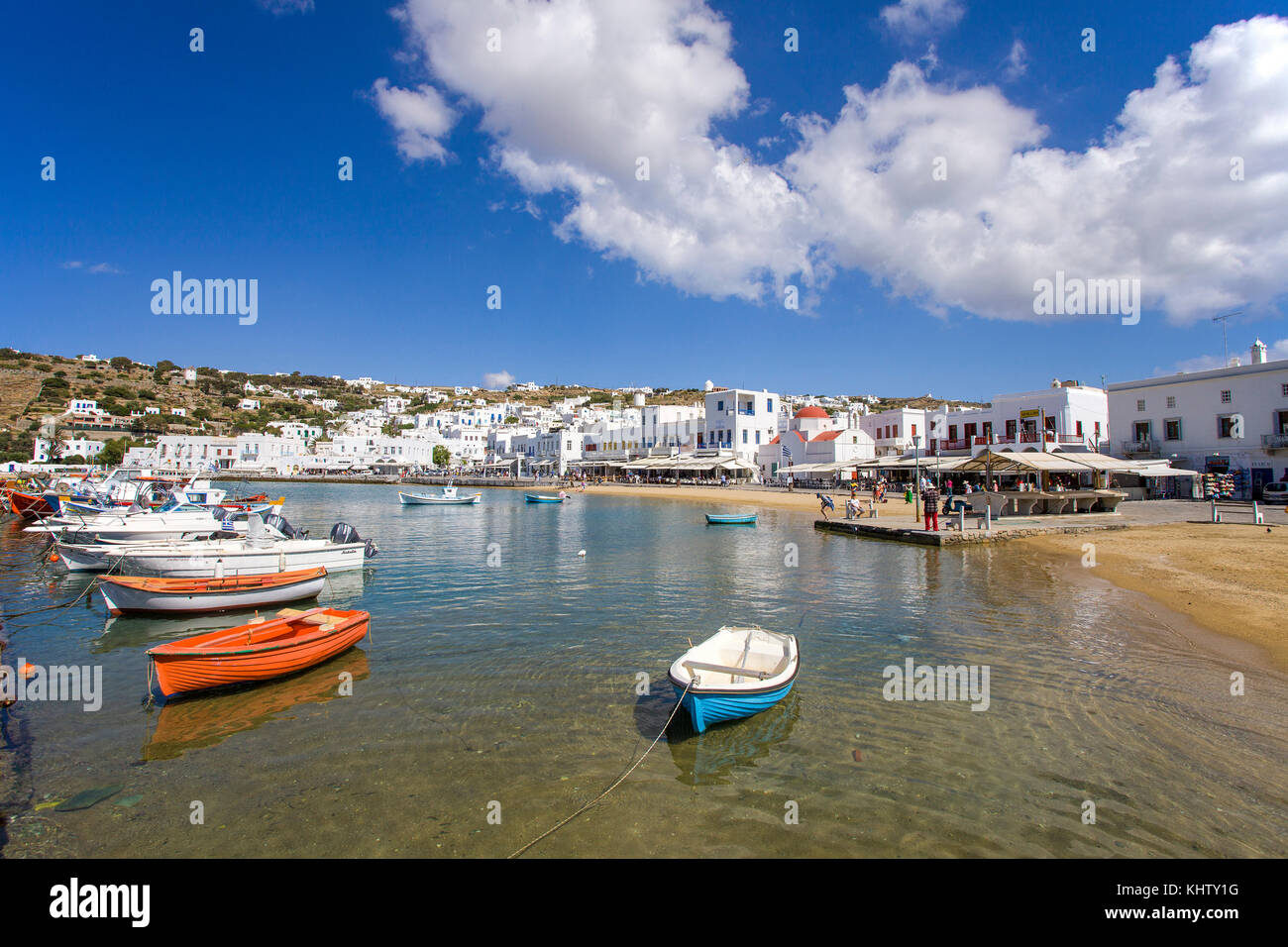 Barche di pescatori sulla spiaggia di Mykonos-town, MYKONOS Isola, Cicladi, Egeo, Grecia Foto Stock