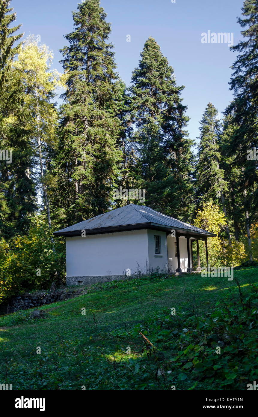 Casa forestale nel secolare parco tsarska o royal bistritsa vicino resort borovets, montagna Rila, Bulgaria Foto Stock