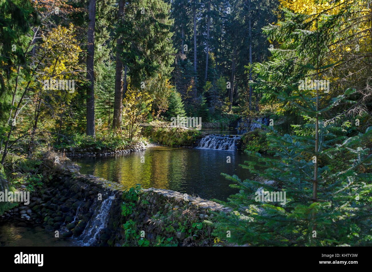 Old Park tsarska o royal bistritsa con terrazze sul fiume, cascata e gli alberi in modo diverso nella venerabile autunnale di foresta vicino dal resort borovets, Foto Stock