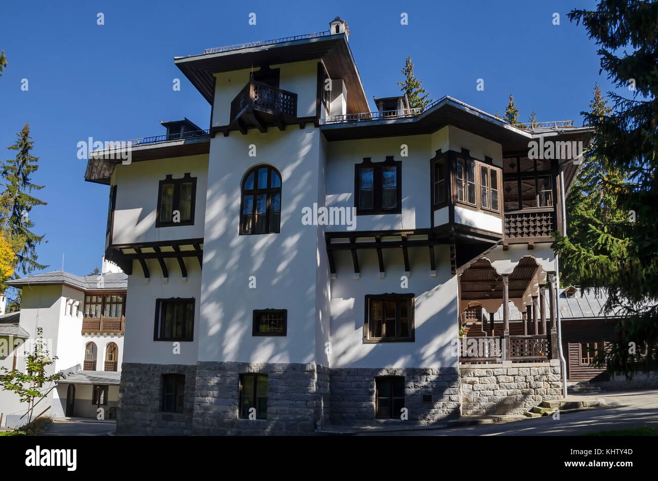 Frammento di bellezza ristrutturare palazzo antico nel secolare parco tsarska o royal bistritsa vicino resort borovets, montagna Rila, Bulgaria Foto Stock