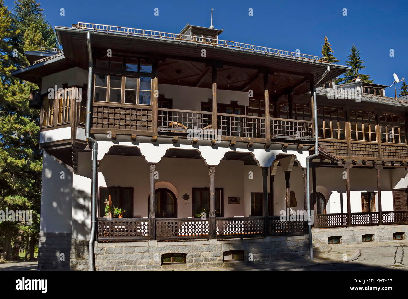 Frammento di bellezza ristrutturare palazzo antico nel secolare parco tsarska o royal bistritsa vicino resort borovets, montagna Rila, Bulgaria Foto Stock