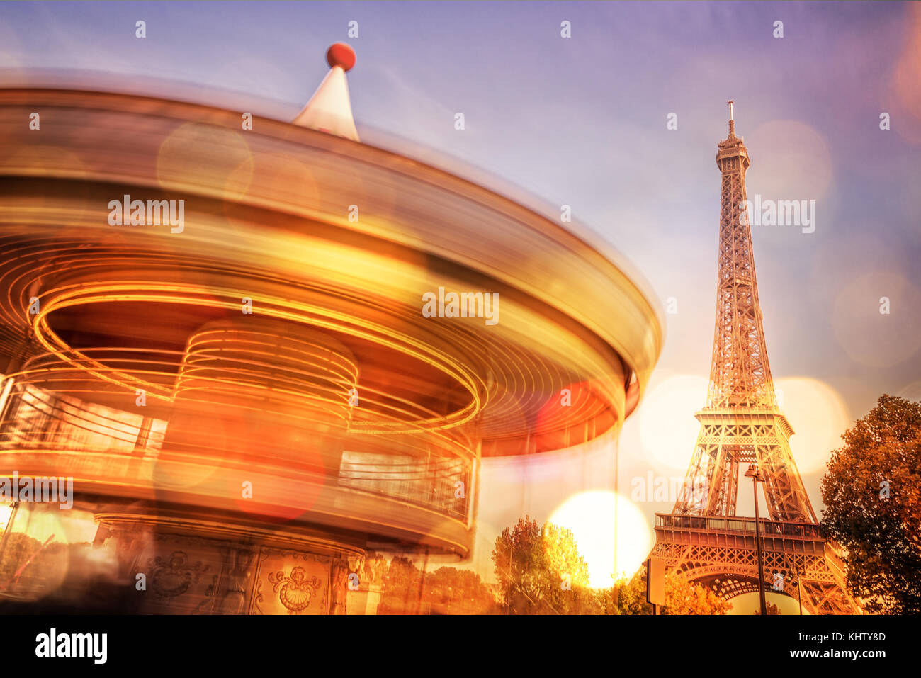 Giostra vintage e la torre Eiffel di notte, offuscata bokeh luci, parigi francia Foto Stock