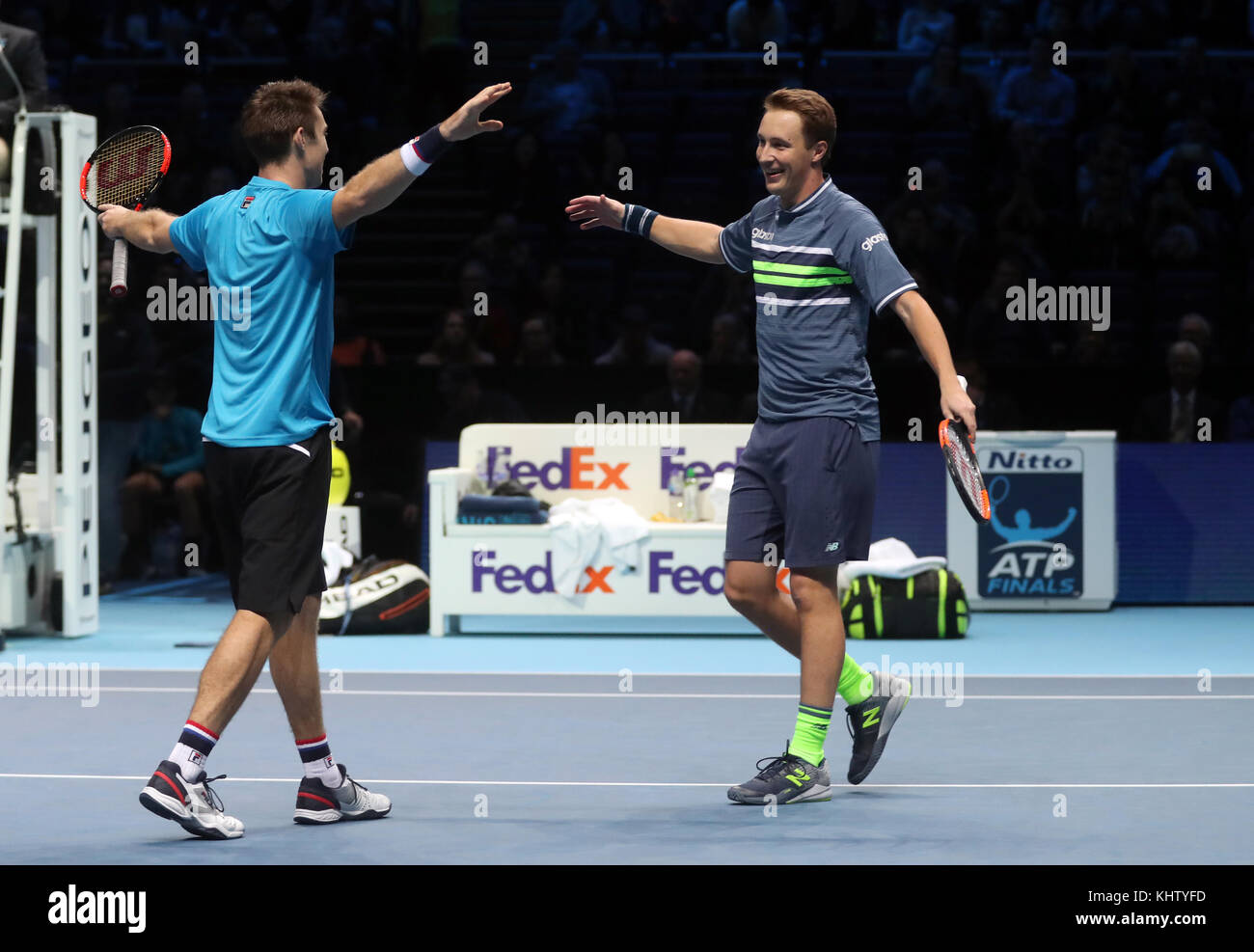 John Peers (a sinistra) e Henri Kontinen festeggiano la vittoria del loro doppio match finale durante il giorno otto delle finali del NITTO ATP World Tour alla O2 Arena di Londra. Foto Stock