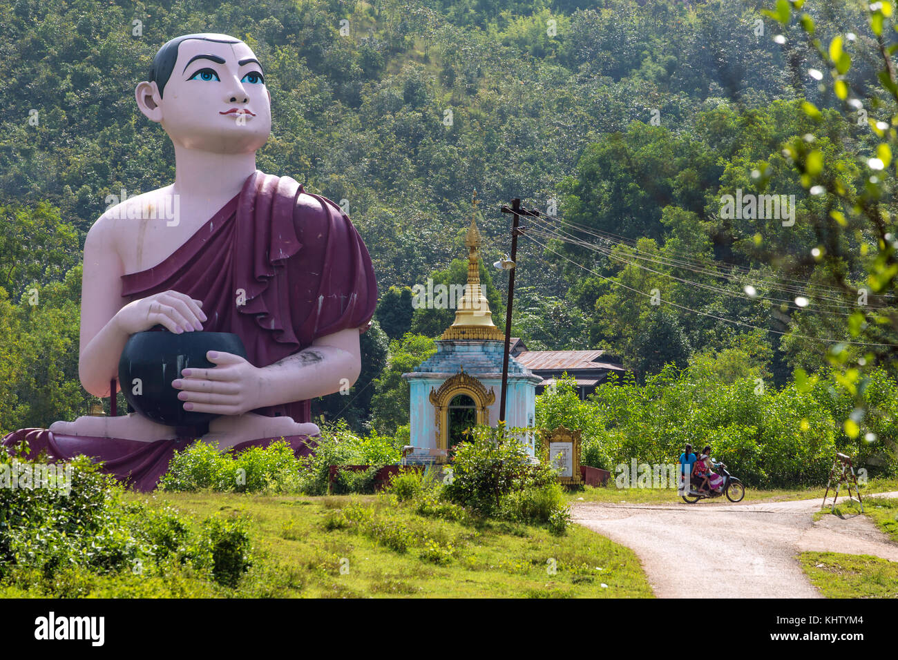 Enorme monaco birmano statua vicino alla statua Win Sein Taw Ya, il più grande Buddha reclinato immagine nel mondo, in Kyauktalon Taung, vicino Mawlamyine, Myanm Foto Stock