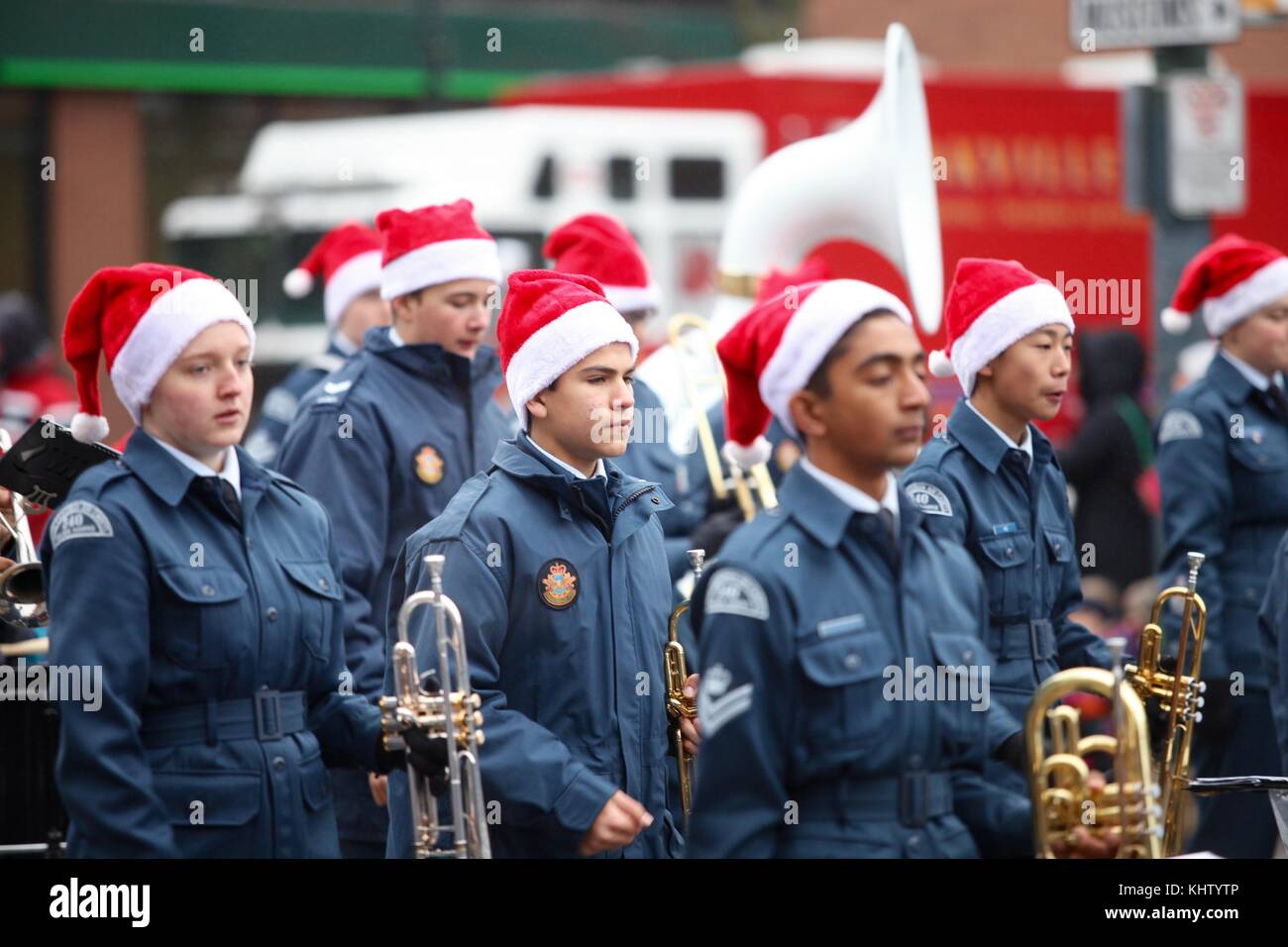 Cadetti canadesi che marciano in una sfilata natalizia a Oakville, Canada, con i cappelli di Babbo Natale Foto Stock