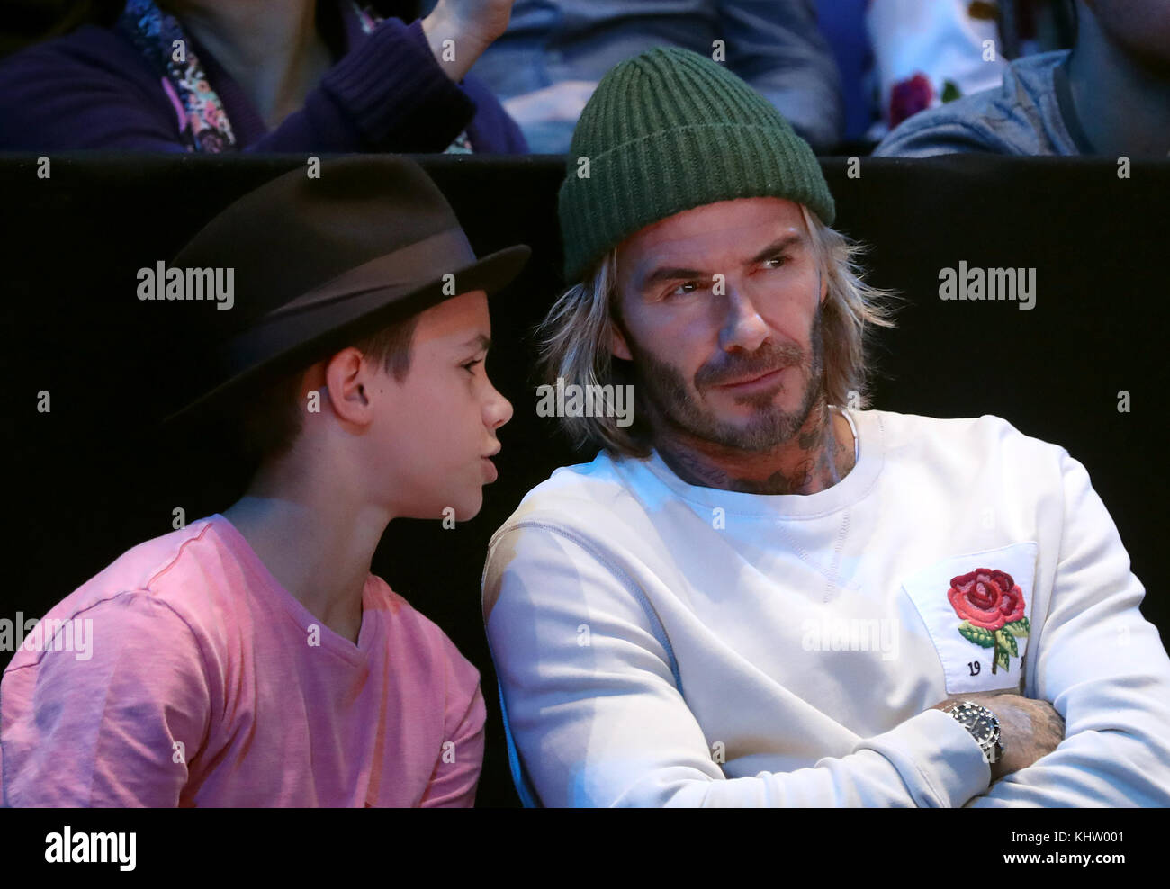 Romeo Beckham e David Beckham sono tra i partecipanti durante la finale singola maschile durante l'ottavo giorno delle finali del NITTO ATP World Tour all'O2 Arena di Londra. Foto Stock