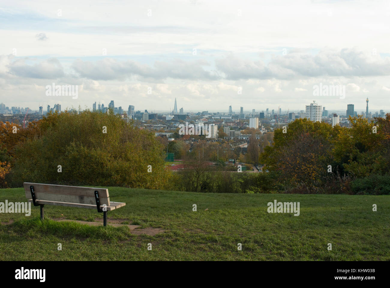 La vista protetta della città di Londra di Parliament Hill, Hampstead Heath, Londra uk, con edifici iconici di Shard, canary wharf, St Pauls. Foto Stock
