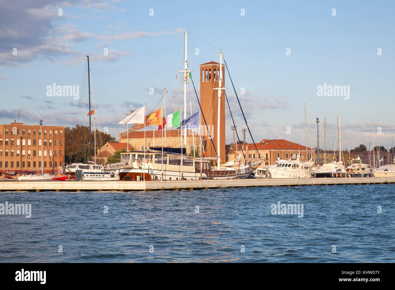 La marina e la chiesa di Sant'Elena a sunrise, Castello, Venezia, Italia visto dalla laguna Foto Stock