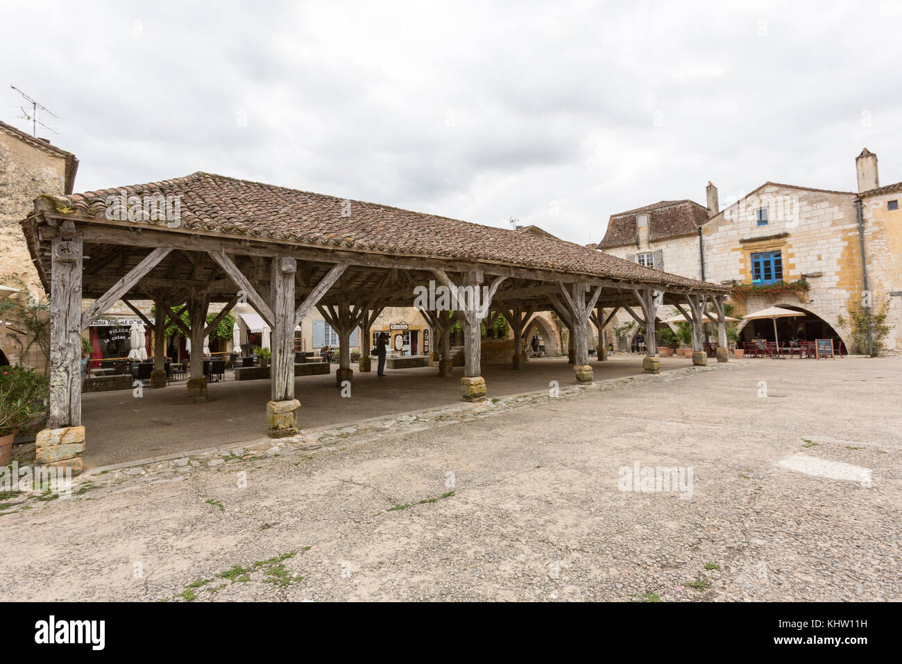 Monpazier piazza principale con il vecchio mercato coperto posto, dordogne reparto, nouvelle-Aquitaine, Francia. Foto Stock