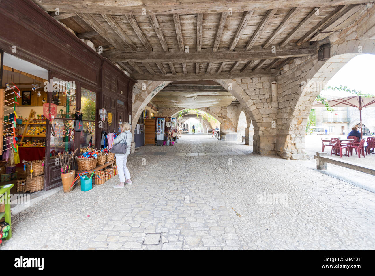 Archi in monpazier piazza principale, dipartimento di dordogne, nouvelle-Aquitaine, Francia. Foto Stock