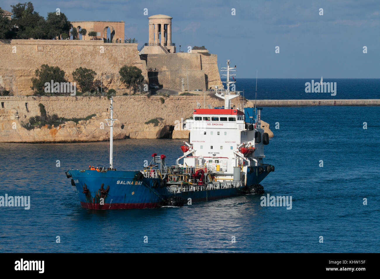 Il Bunkering vaso Salina Bay entrando nel porto di Malta. Offshore (bunkeraggio il rifornimento delle navi) è un importante attività economica di Malta. Foto Stock