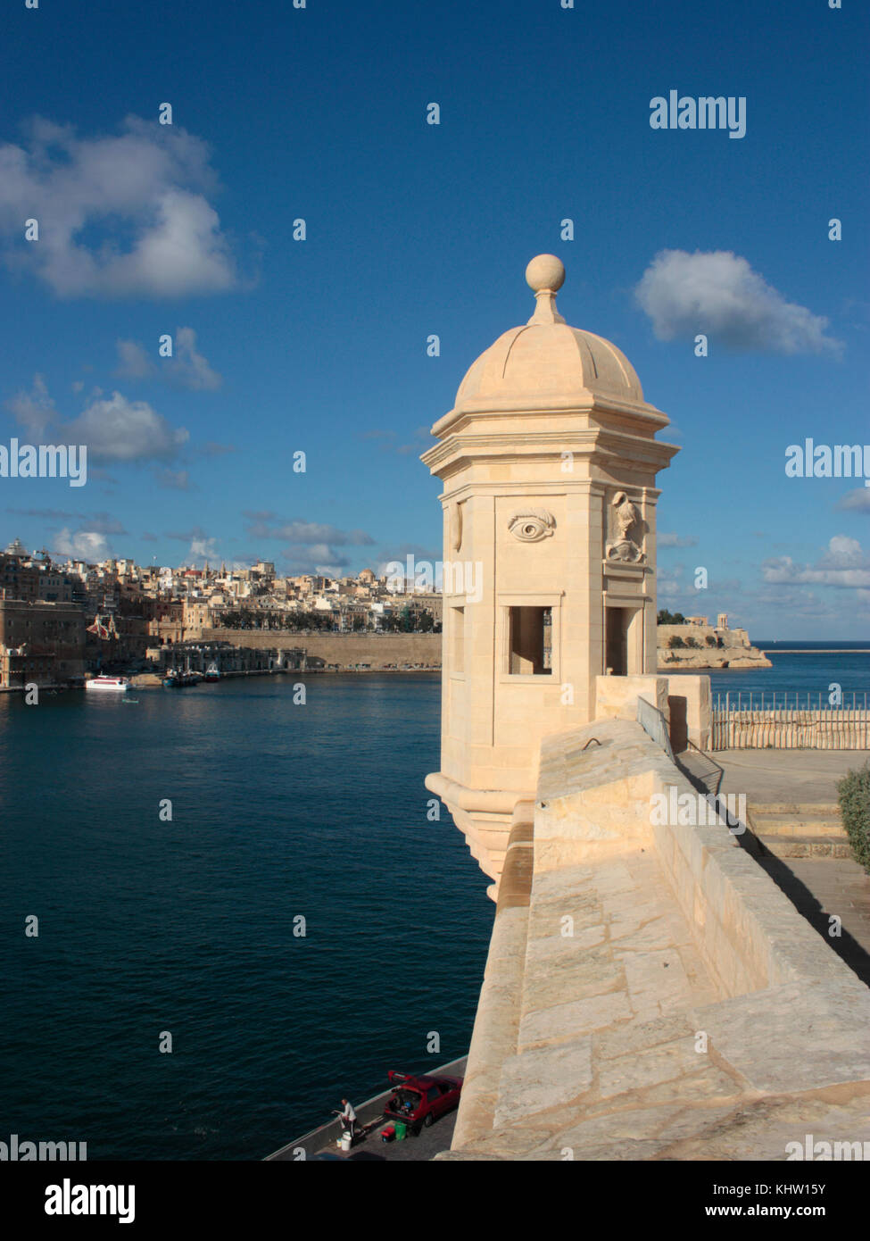 Sentrybox a Senglea Point, Grand Harbour, Malta, Europa, con la città fortificata di la Valletta in lontananza. Architettura militare. Foto Stock Sentrybox a Senglea Point, Grand Harbour, Malta, Europa, con la città fortificata di la Valletta in lontananza. Architettura militare. Foto Stock