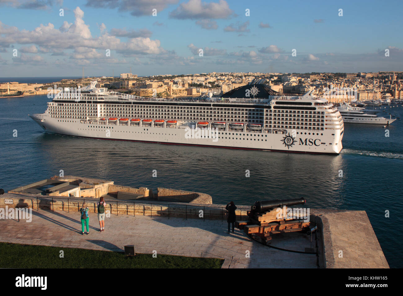 Il turismo di massa e viaggi nel Mar Mediterraneo. La grande nave da crociera o liner MSC Orchestra partenza da Malta il Grand Harbour Foto Stock