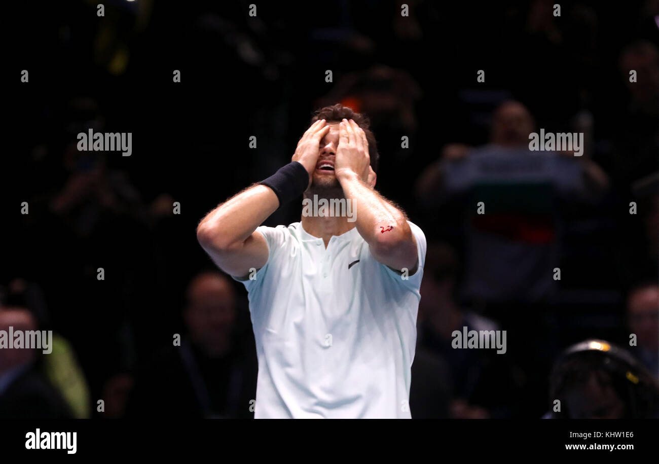 Grigor Dimitrov celebra la vittoria della finale maschile di Singles durante l'ottavo giorno delle finali del tour mondiale ATP di NITTO presso la O2 Arena, Londra. Foto Stock