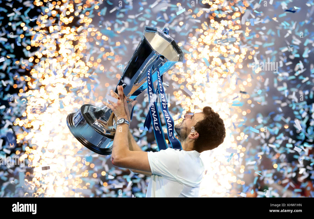 Grigor Dimitrov festeggia la vittoria della finale maschile di Singles tenendo in mano il trofeo, durante l'ottavo giorno delle finali del tour mondiale ATP NITTO alla O2 Arena di Londra. Foto Stock
