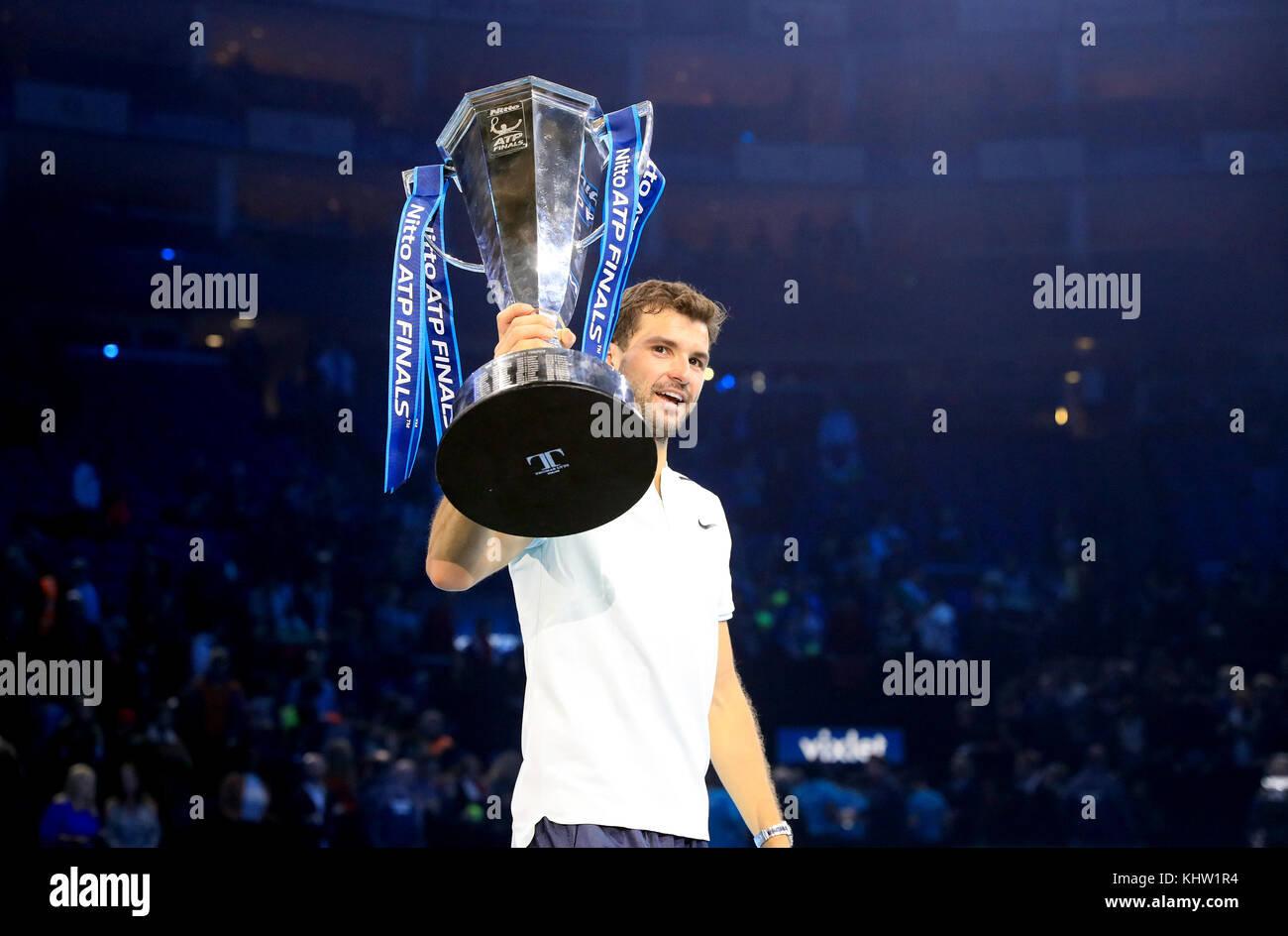 Grigor Dimitrov festeggia la vittoria della finale maschile di Singles con il trofeo, durante l'ottavo giorno delle finali del tour mondiale ATP NITTO all'O2 Arena di Londra. Foto Stock