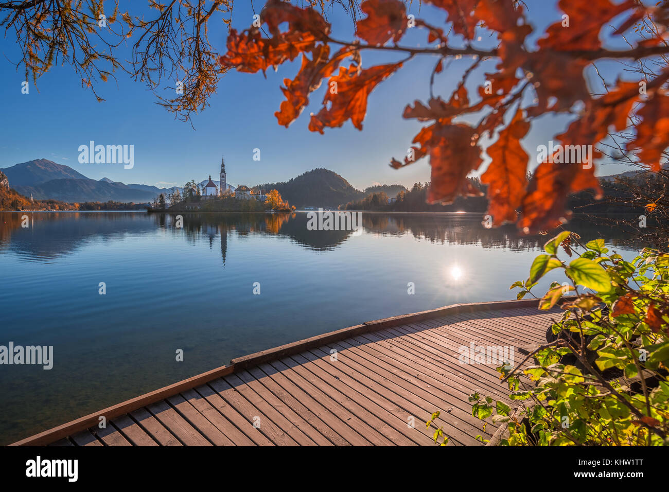 Bled, Slovenia - la famosa Chiesa del pellegrinaggio dell'Assunzione di Maria con belle foglie autunnali e Alpi Giulie sullo sfondo Foto Stock