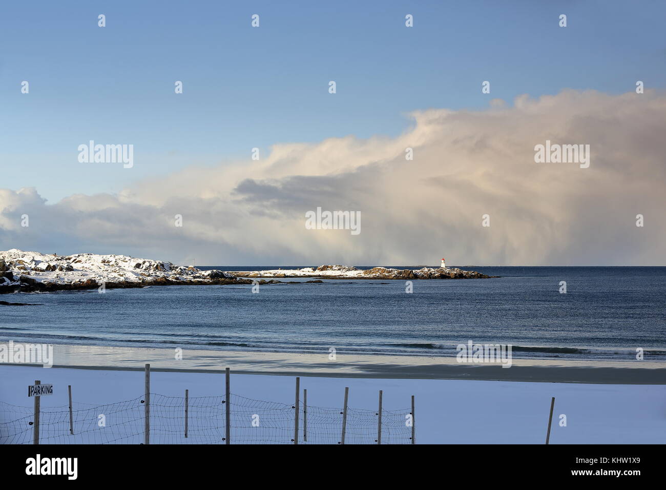 N.w.-reparti vista dal filo-recintato hovsvika-bay e spiaggia con segnale di stazionamento a lightouse alla fine dell'groyne hovsund nel porto di pesca-hovsundhamm. Foto Stock