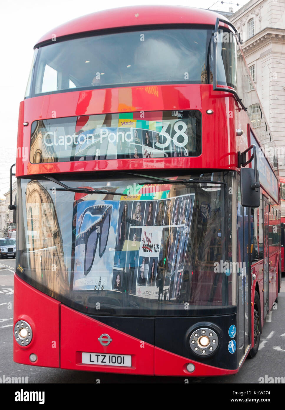 Clapton bus con insegna al neon riflessioni, Piccadilly Circus, Piccadilly, West End, la City of Westminster, Greater London, England, Regno Unito Foto Stock