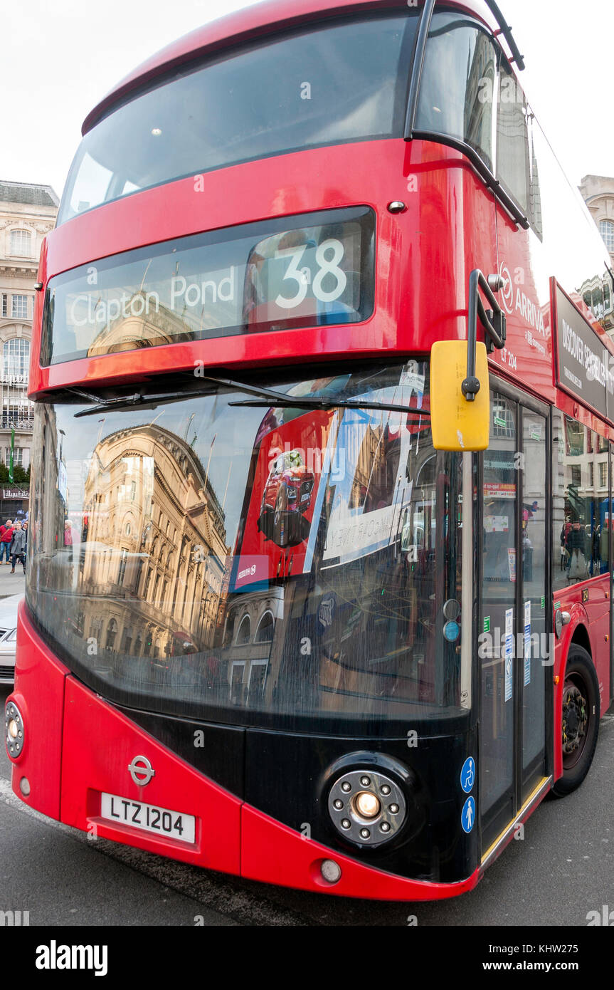 Clapton bus con insegna al neon riflessioni, Piccadilly Circus, Piccadilly, West End, la City of Westminster, Greater London, England, Regno Unito Foto Stock