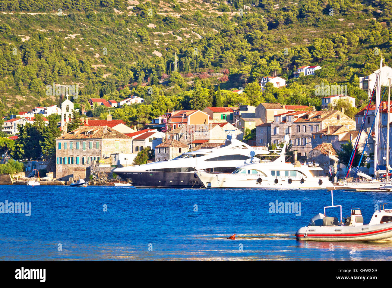 Yacht di lusso nel porto di Vis summer view, famosa meta turistica della Croazia Foto Stock