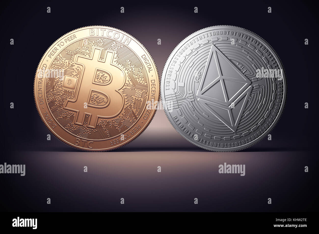 Scontro di Bitcoin e Ethereum monete su una illuminata delicatamente lo sfondo scuro. Competere cryptocurrencies concetto. Foto Stock