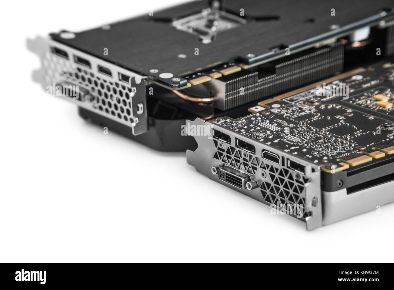 Scheda grafica video con la potente GPU isolati su sfondo bianco. potrebbe essere utilizzata per il mio cryptocurrencies. closeup foto con profondità di campo ridotta. Foto Stock