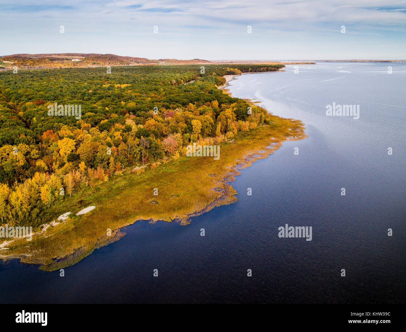 Vista aerea su laghi e foreste nel corso di intensi colori autunnali Foto Stock