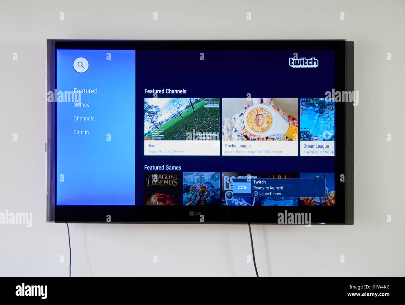 Montreal, Canada - 15 novembre 2017: twitch app e logo su lg tv. La contrazione è un live streaming video di piattaforma di proprietà di contrazione interactive, subsidiar Foto Stock