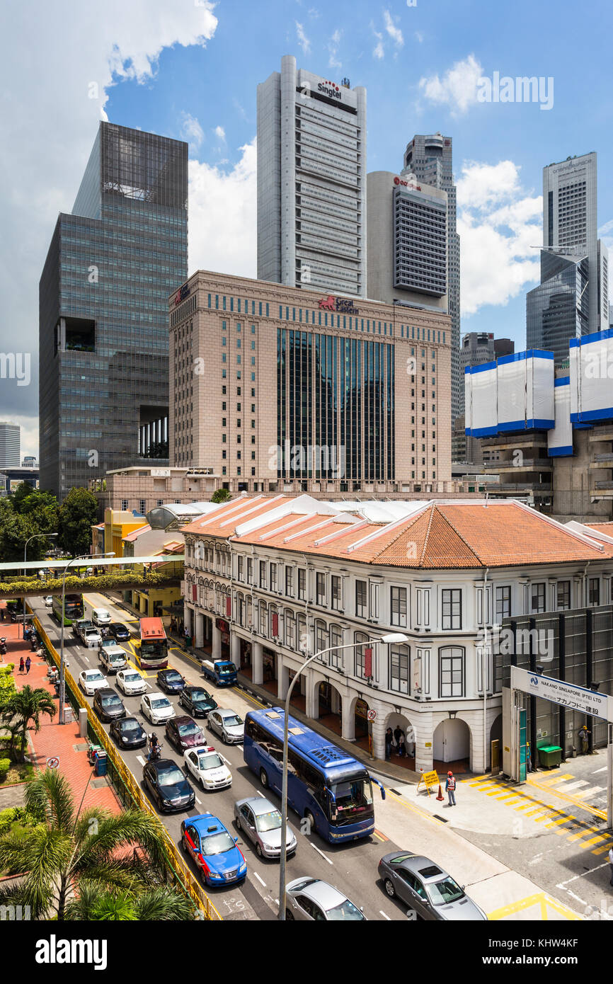 Singapore - ottobre 6, 2017: un elevato angolo di visione delle vetture e autobus guidando lungo la facciata tradizionale di Chinatown in Singapore in una giornata di sole. Foto Stock