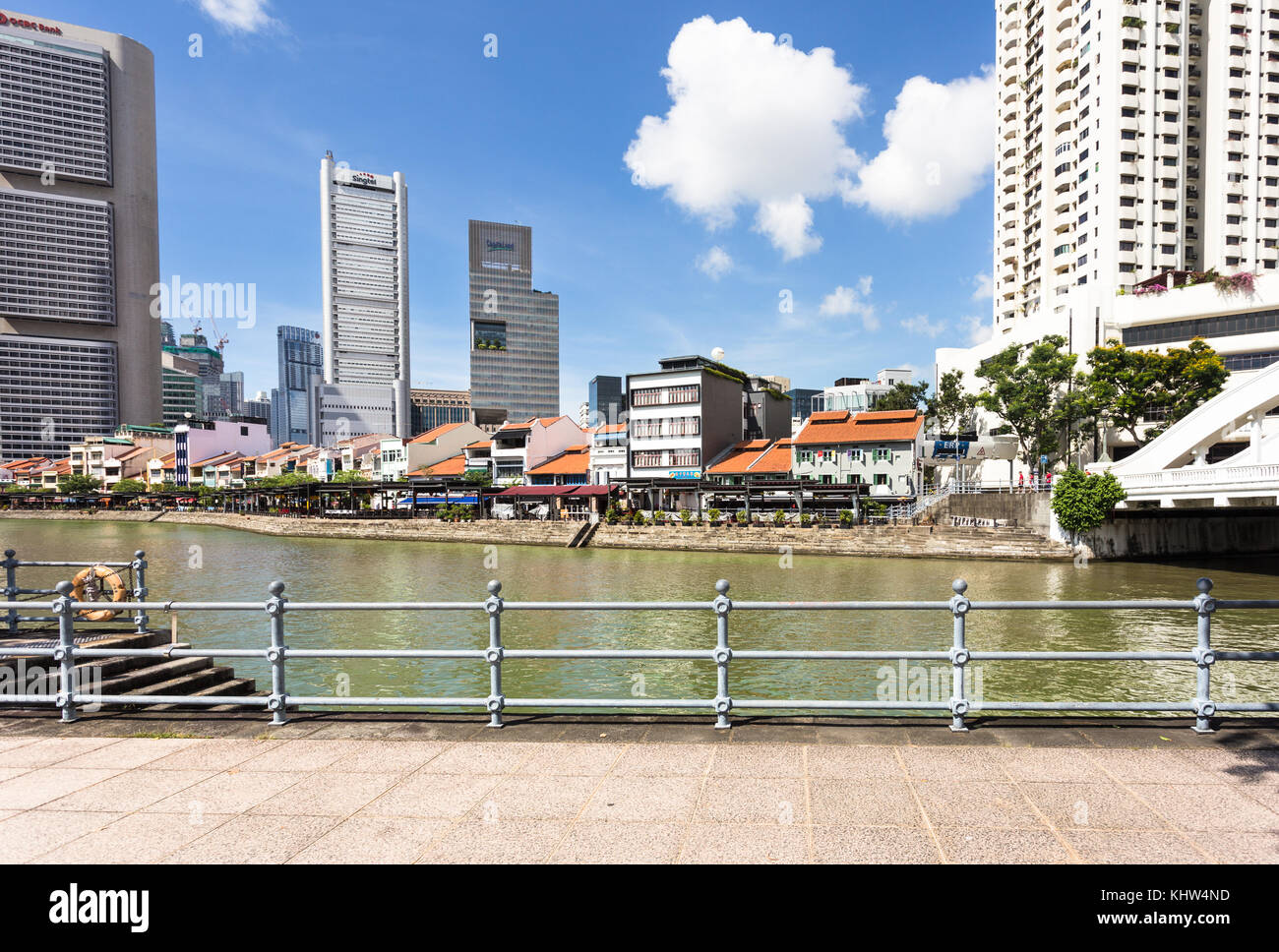 Singapore - 6 ottobre 2017: I bassi edifici che ospitano bar e ristoranti fiancheggiano il Clark Quay lungo il fiume Singapore in una soleggiata giornata estiva Foto Stock