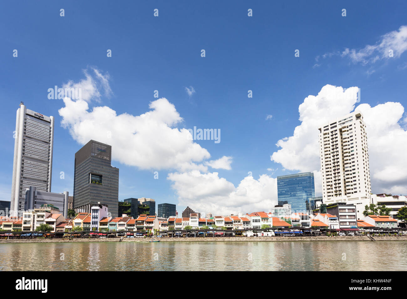 Singapore - 6 ottobre 2017: I bassi edifici che ospitano bar e ristoranti fiancheggiano il Clark Quay lungo il fiume Singapore in una soleggiata giornata estiva Foto Stock