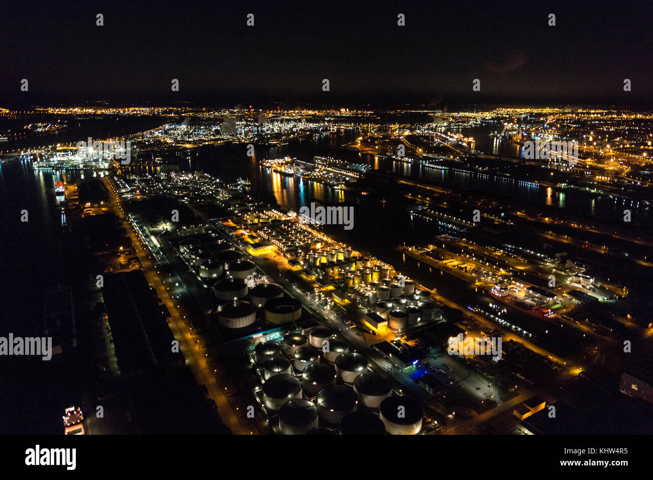 Immagine aerea notturna dei terminali cisterna Mexiconatie e LBC al porto di Anversa Foto Stock