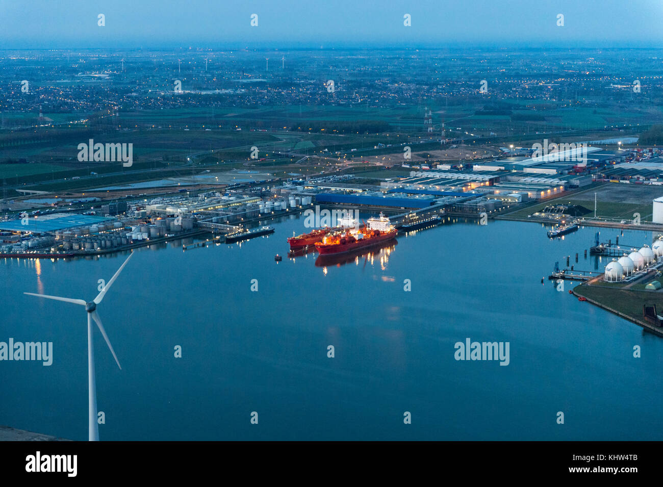 Immagine notturna di Zuidelijk Insteekdok e delle attività di distribuzione e produzione di Anversa nel porto di Anversa Foto Stock