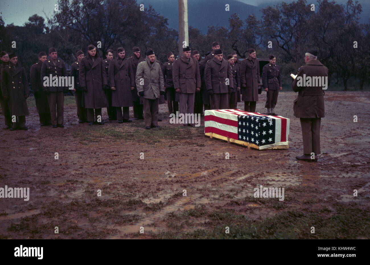 Fotografia di cappellano T.A. DuBrau conducendo il funerale di un GI sotto la pioggia. In data xx secolo Foto Stock