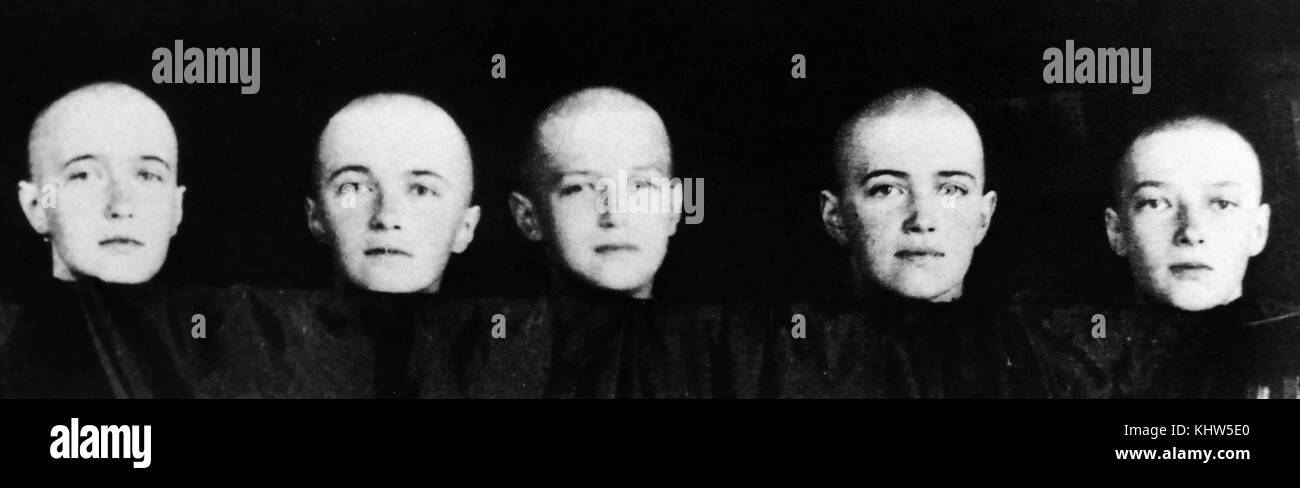 Ritratto fotografico di Romanov bambini, rasata, dopo aver contratto il morbillo. (Da sinistra) Granduchessa Anastasia Nikolaevna della Russia (1901-1918), Granduchessa Olga Nikolaevna della Russia (1895-1918), Alexei Nikolaevich, Tsarevich della Russia (1904-1918), la Granduchessa Maria Nikolaevna della Russia (1899-1918) e la Granduchessa Tatiana Nikolaevna della Russia (1897-1918). In data xx secolo Foto Stock