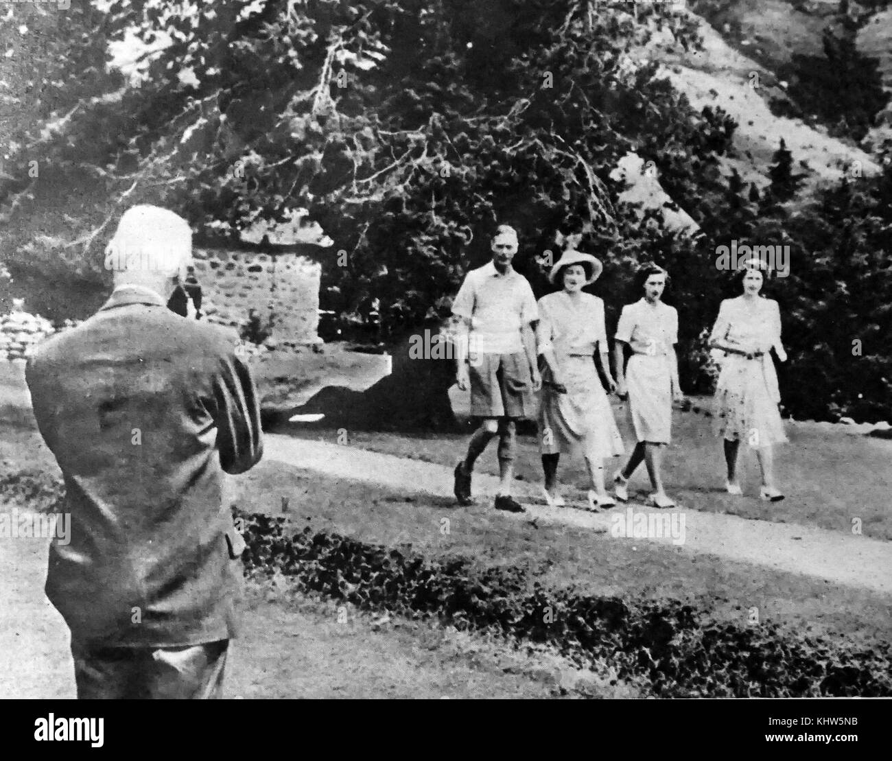 Fotografia di Re Giorgio VI con la moglie e due figlie, la principessa Margaret (a destra) e la Principessa Elisabetta (sinistra) mentre Jan granello di fuliggine prende un Cine Record in Sud Africa. George VI (1895-1952), Re del Regno Unito e signorie del Commonwealth Britannico, l'ultimo imperatore di India e il primo Capo del Commonwealth. La regina Elisabetta Regina madre (1900-2002). La principessa Margaret, contessa di Snowdon (1930-2002). La Principessa Elisabetta (1926-) regina del Regno Unito, Canada, Australia e Nuova Zelanda. Maresciallo di Campo Jan Christiaan granello di fuliggine (1870-1950). Foto Stock